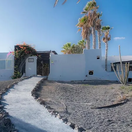 House First Line Of The Sea Holiday home